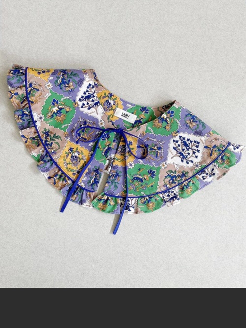 ブルー系の付け襟を着用したレディースの冬コーディネートの4枚目の写真