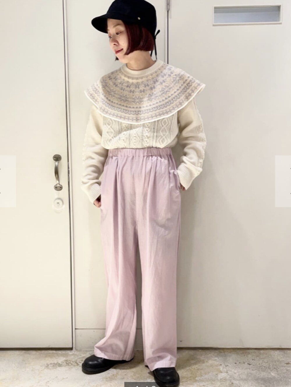 ブルー系のその他パンツを着用したレディースの秋コーディネートの2枚目の写真