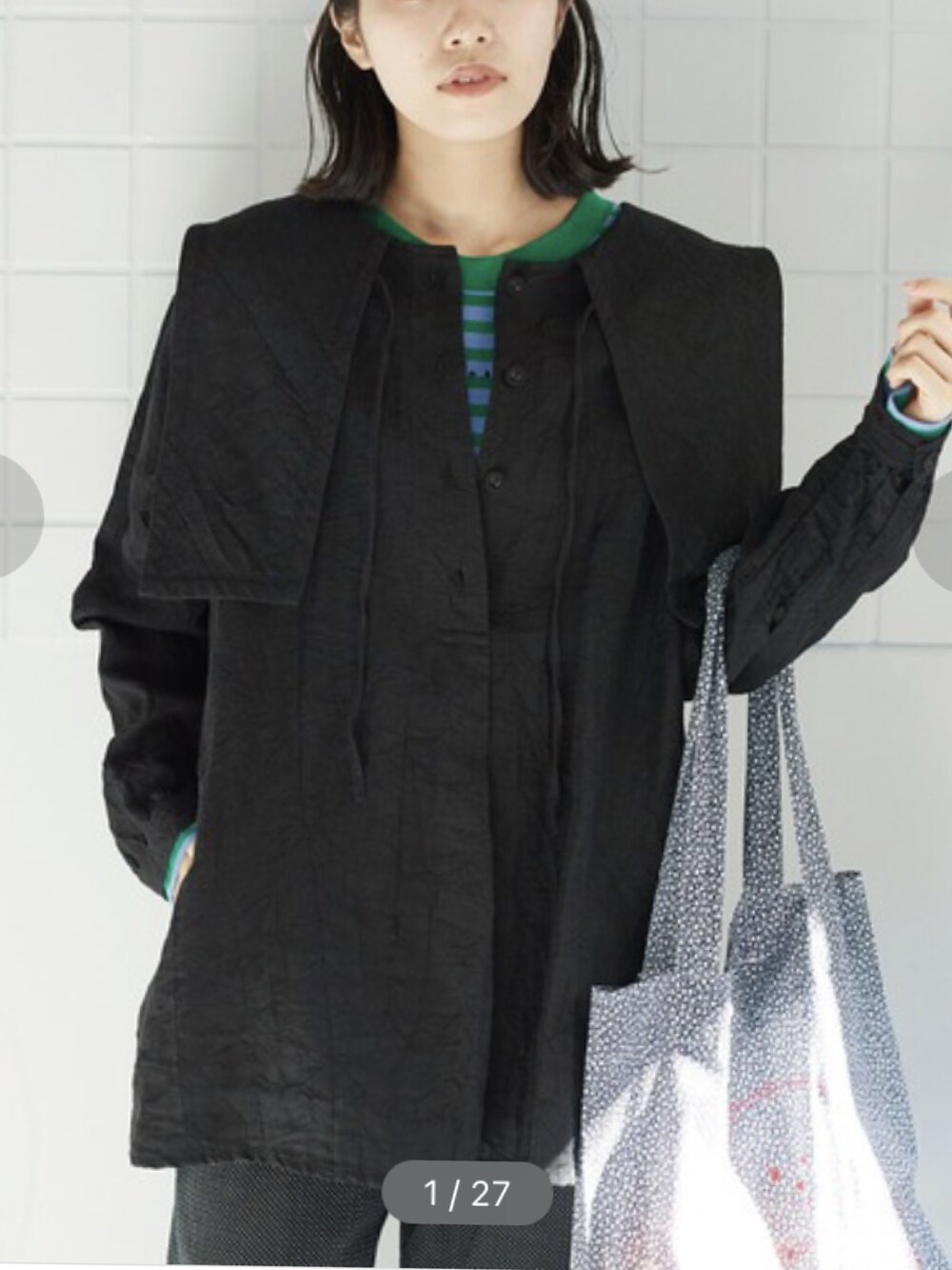 ブラック系のシャツ/ブラウス、ホワイト系のその他パンツを着用したレディースの冬コーディネートの4枚目の写真