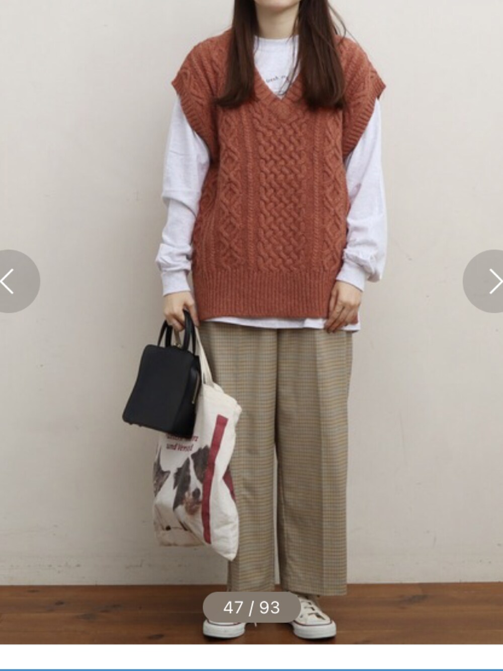 ブルー系のベスト、ホワイト系のワンピース、ベージュ系のその他パンツを着用したレディースの冬コーディネートの3枚目の写真