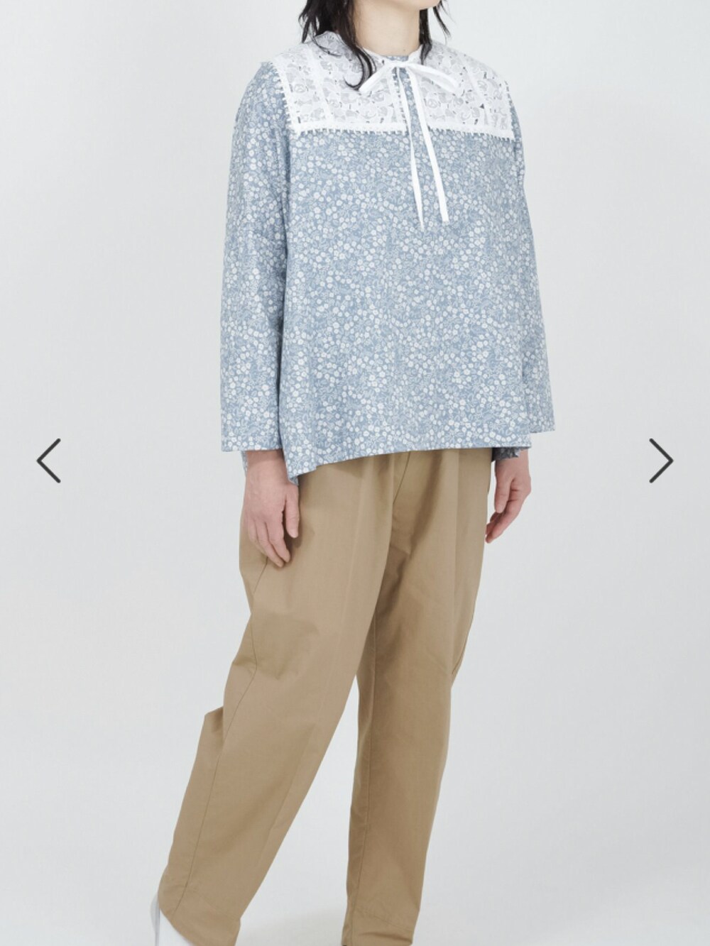 ホワイト系のシャツ/ブラウスを着用したレディースの冬コーディネートの2枚目の写真