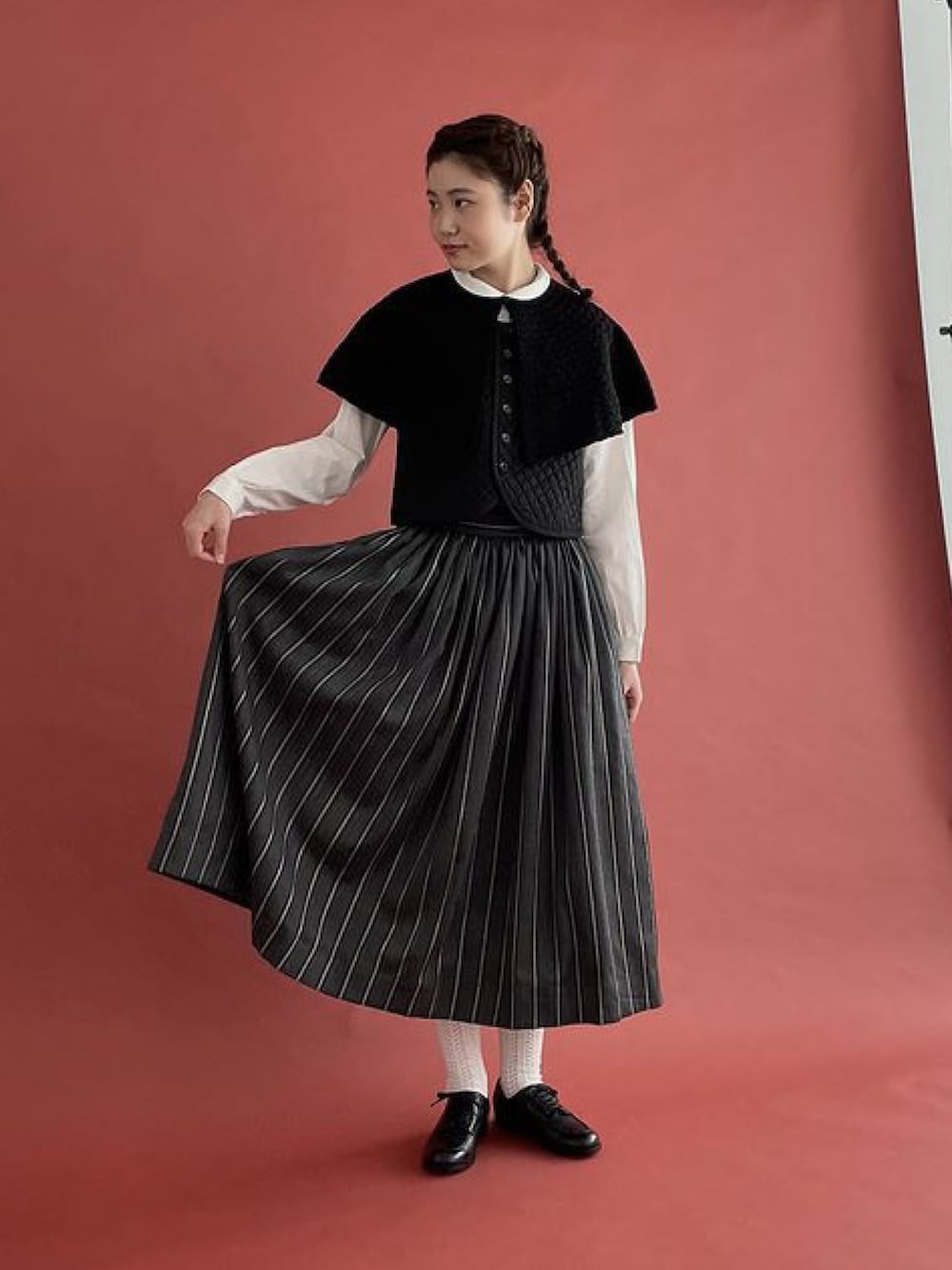 ブラック系のワンピースを着用したレディースの夏コーディネートの2枚目の写真