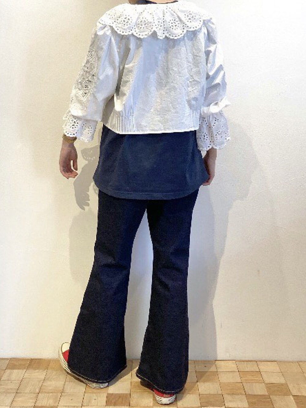 ブラック系のニット/セーターを着用したレディースの秋コーディネートの3枚目の写真