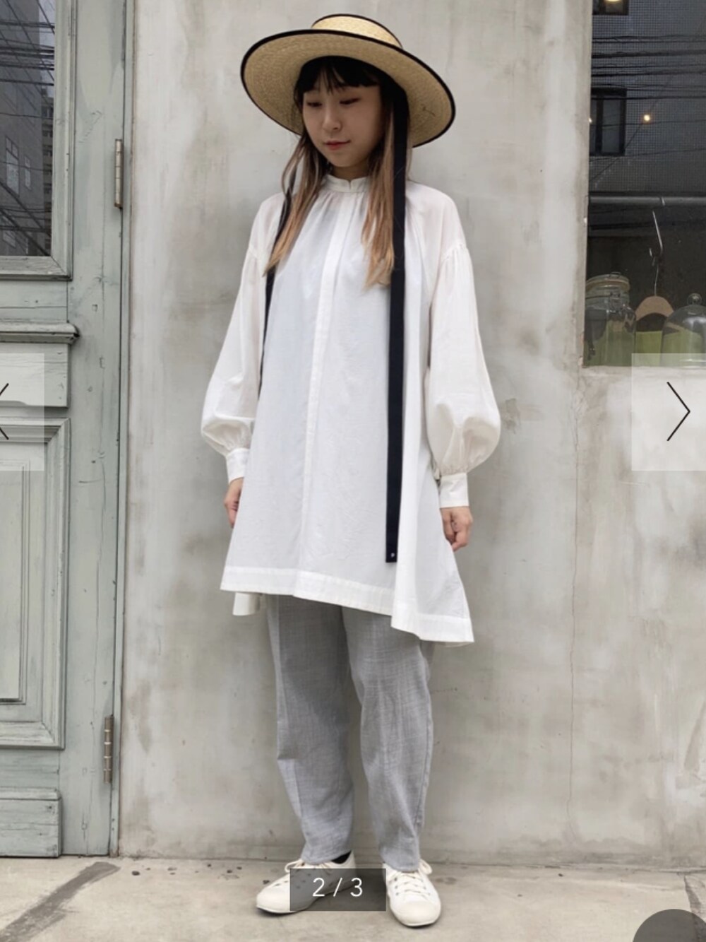 ホワイト系のシャツ/ブラウス、ピンク系のその他パンツ、ベージュ系のハットを着用したレディースの春コーディネートの3枚目の写真