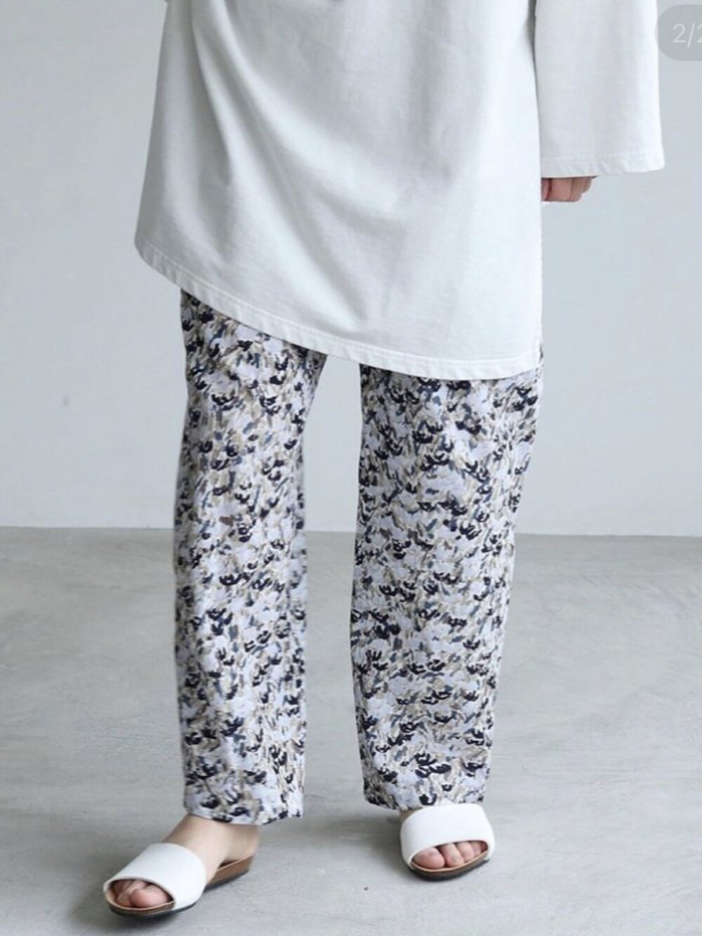 ブルー系のその他パンツを着用したレディースの冬コーディネートの2枚目の写真