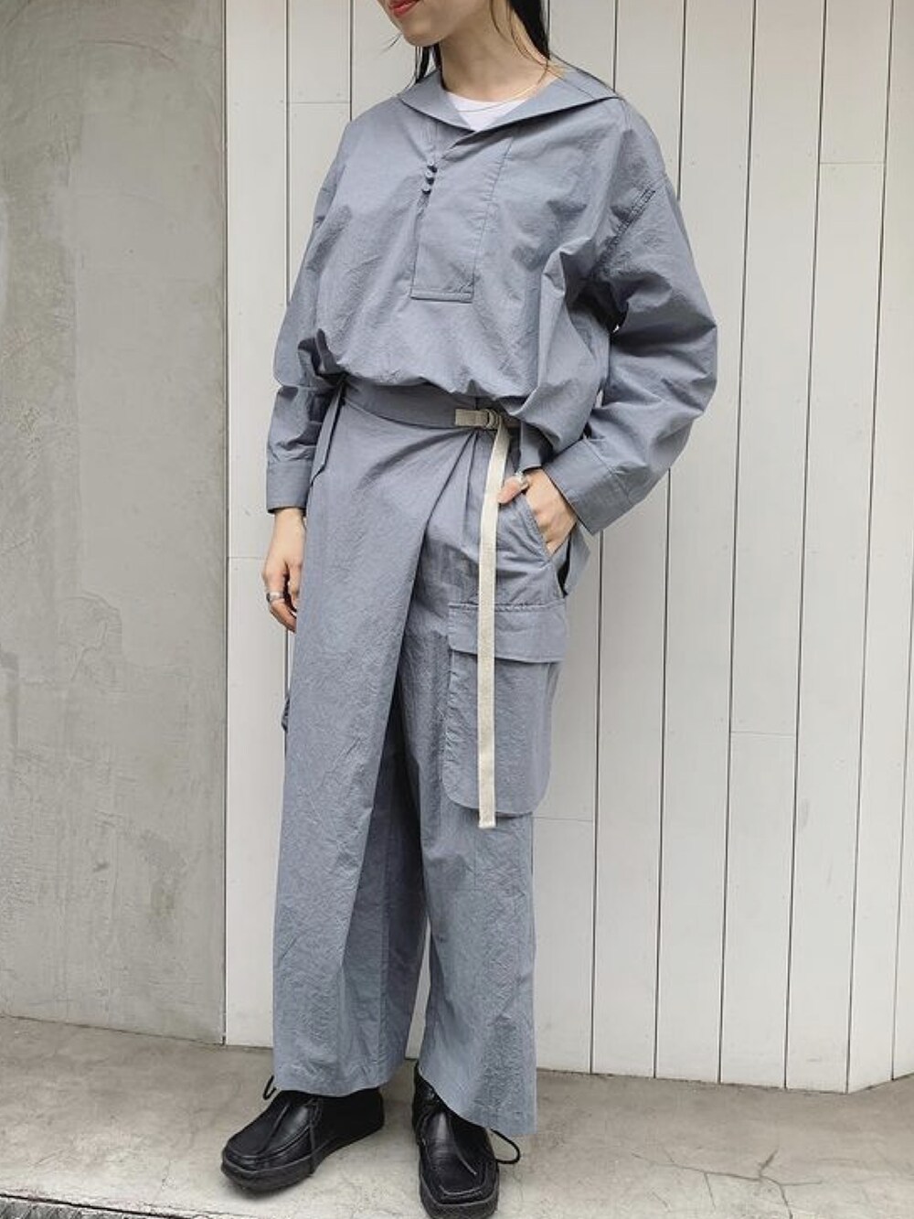 ブルー系のデニムパンツを着用したレディースの冬コーディネートの2枚目の写真