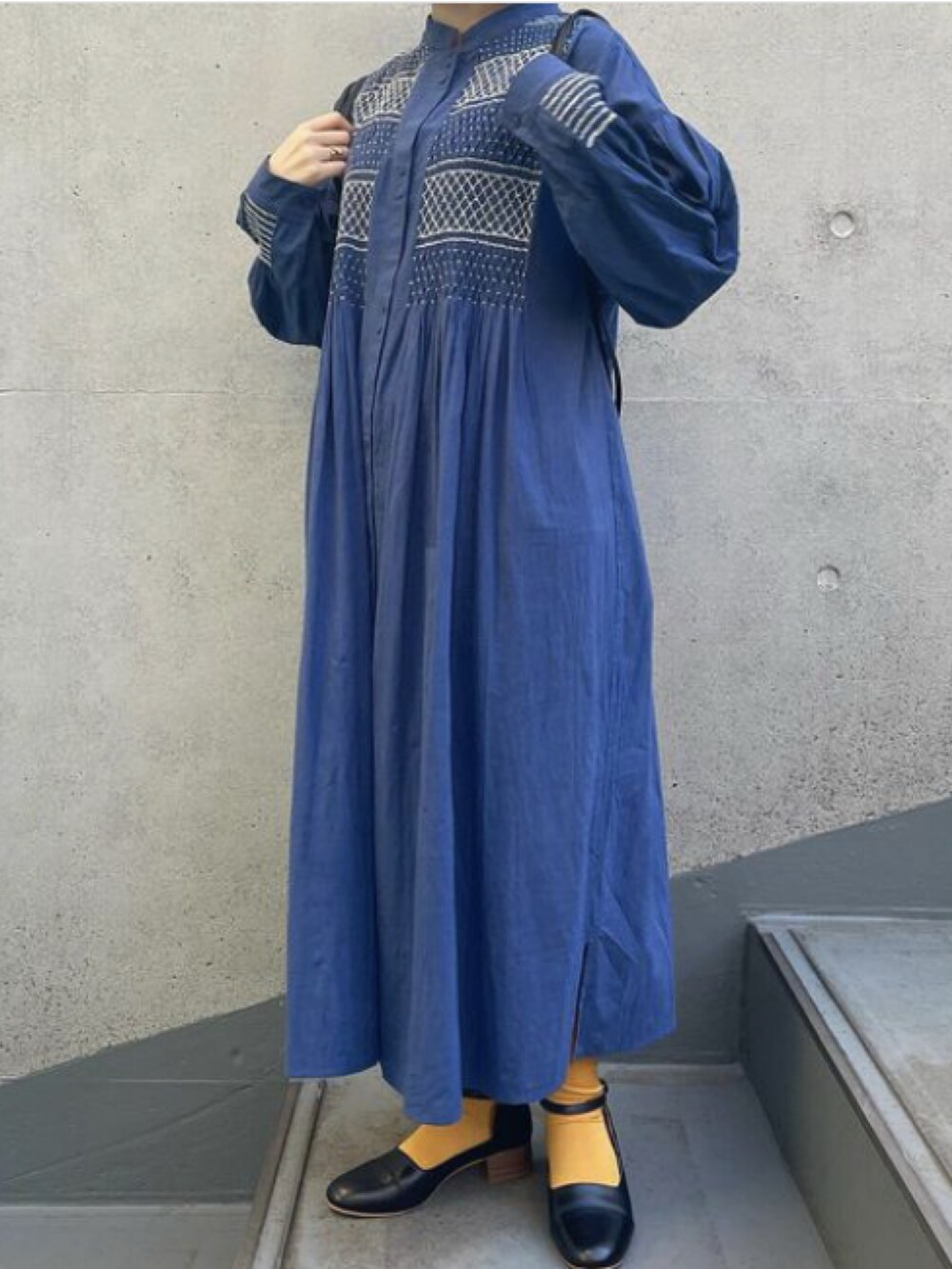 ブルー系のデニムパンツを着用したレディースの冬コーディネートの2枚目の写真