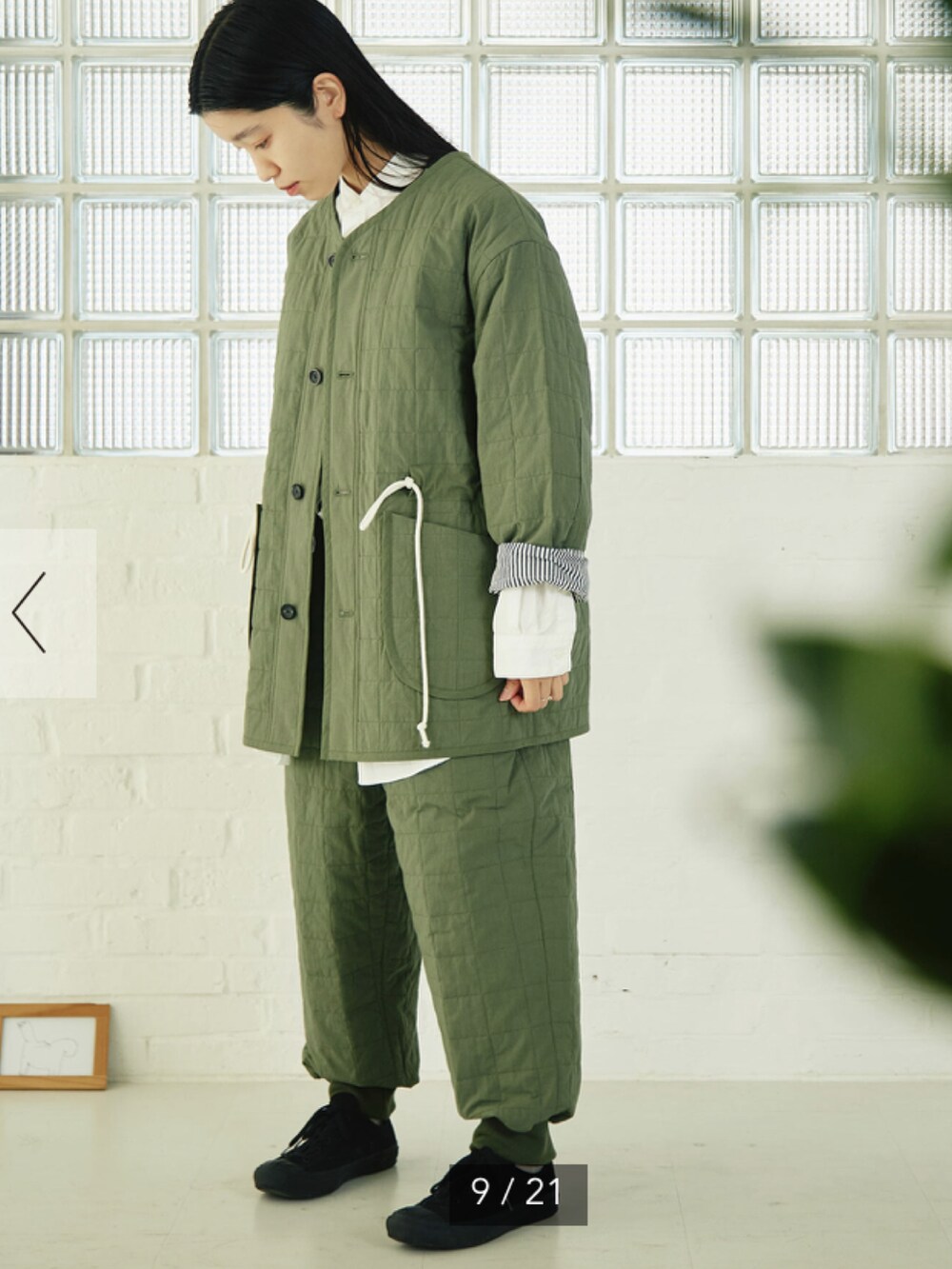 グリーン系のその他パンツを着用したレディースの夏コーディネートの2枚目の写真