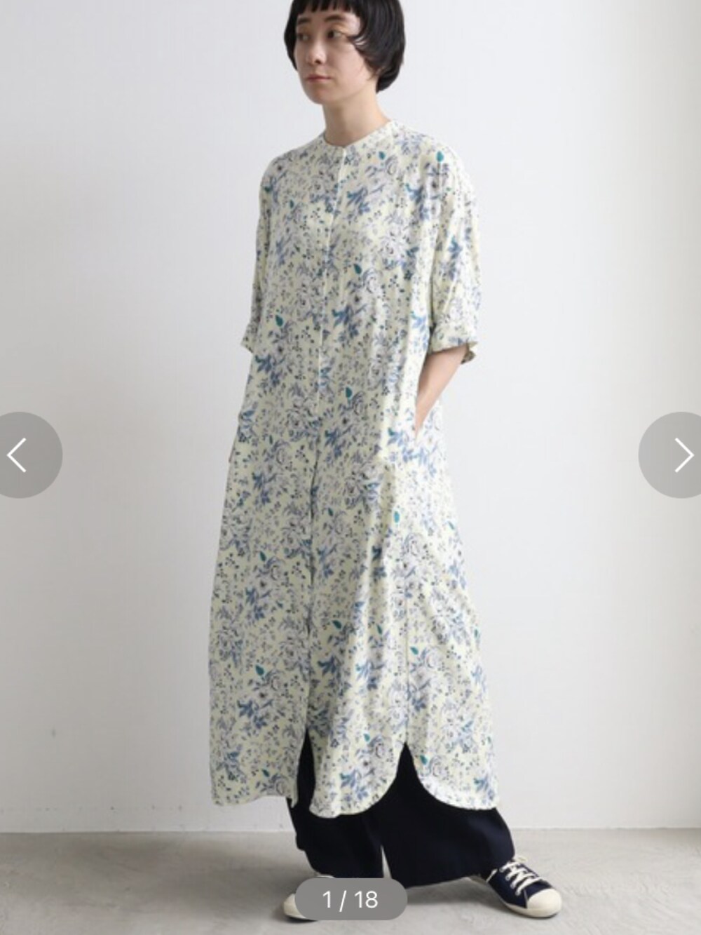 イエロー系のワンピースを着用したレディースの秋コーディネートの3枚目の写真