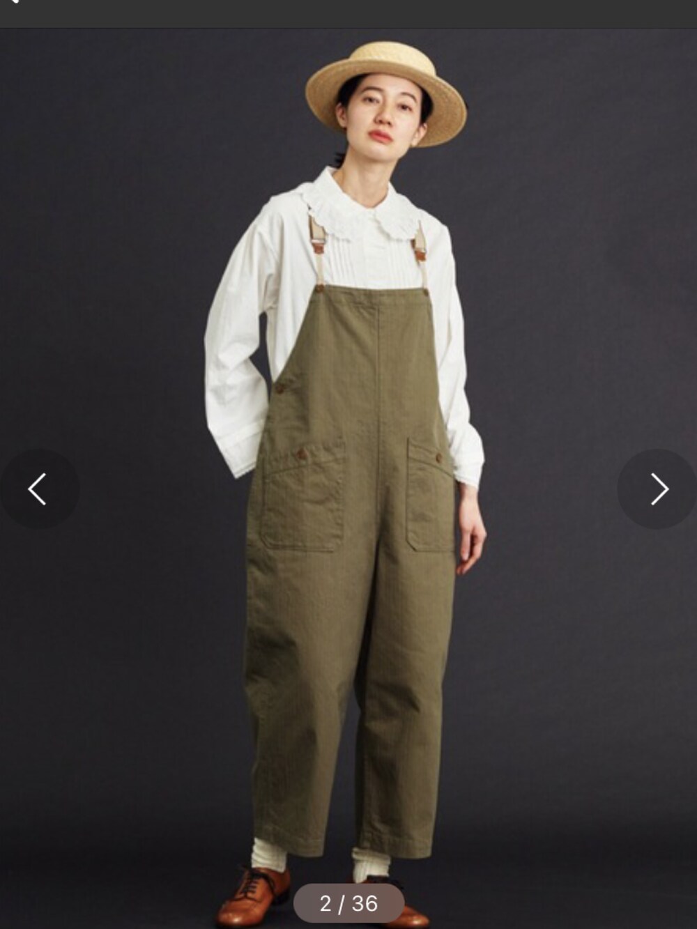 ブルー系のサロペット/オーバーオールを着用したレディースの冬コーディネートの2枚目の写真