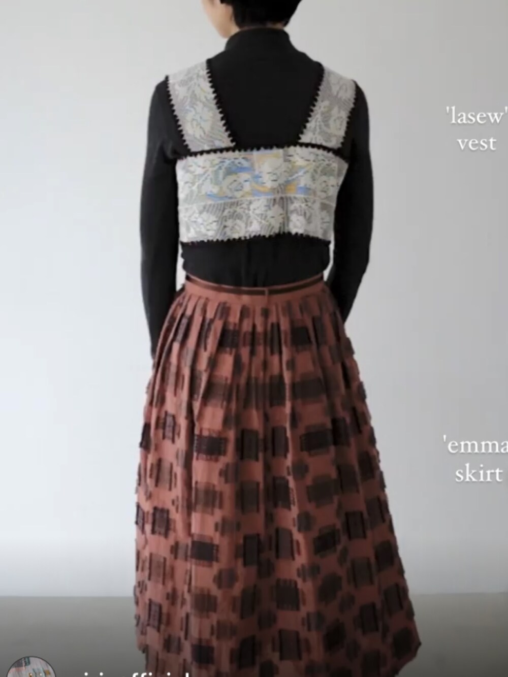 レッド系のスカートを着用したレディースの夏コーディネートの2枚目の写真