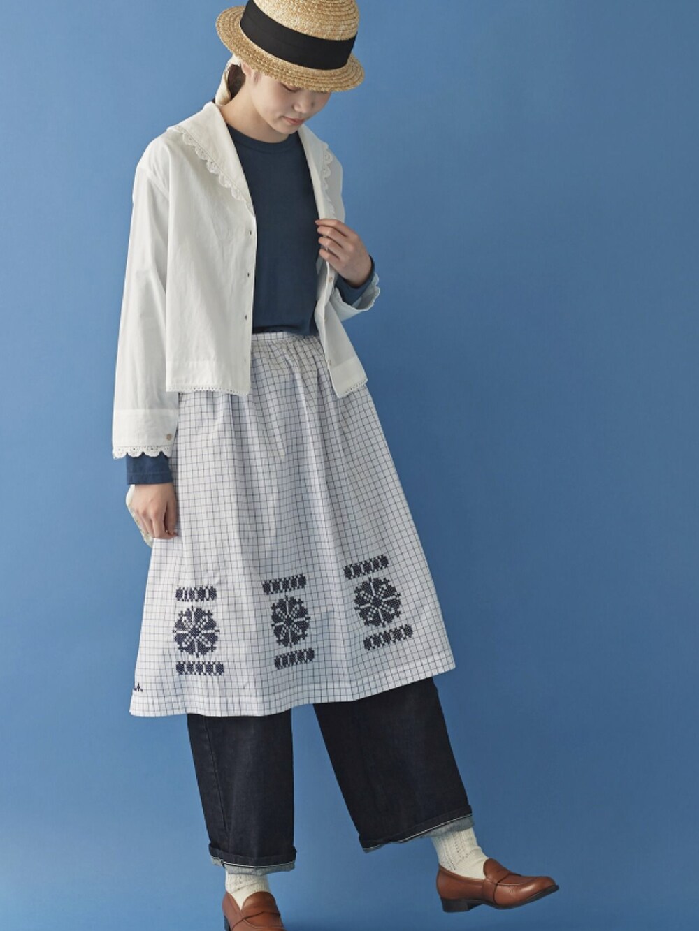 ホワイト系のその他パンツ、その他の付け襟を着用したレディースの春コーディネートの2枚目の写真