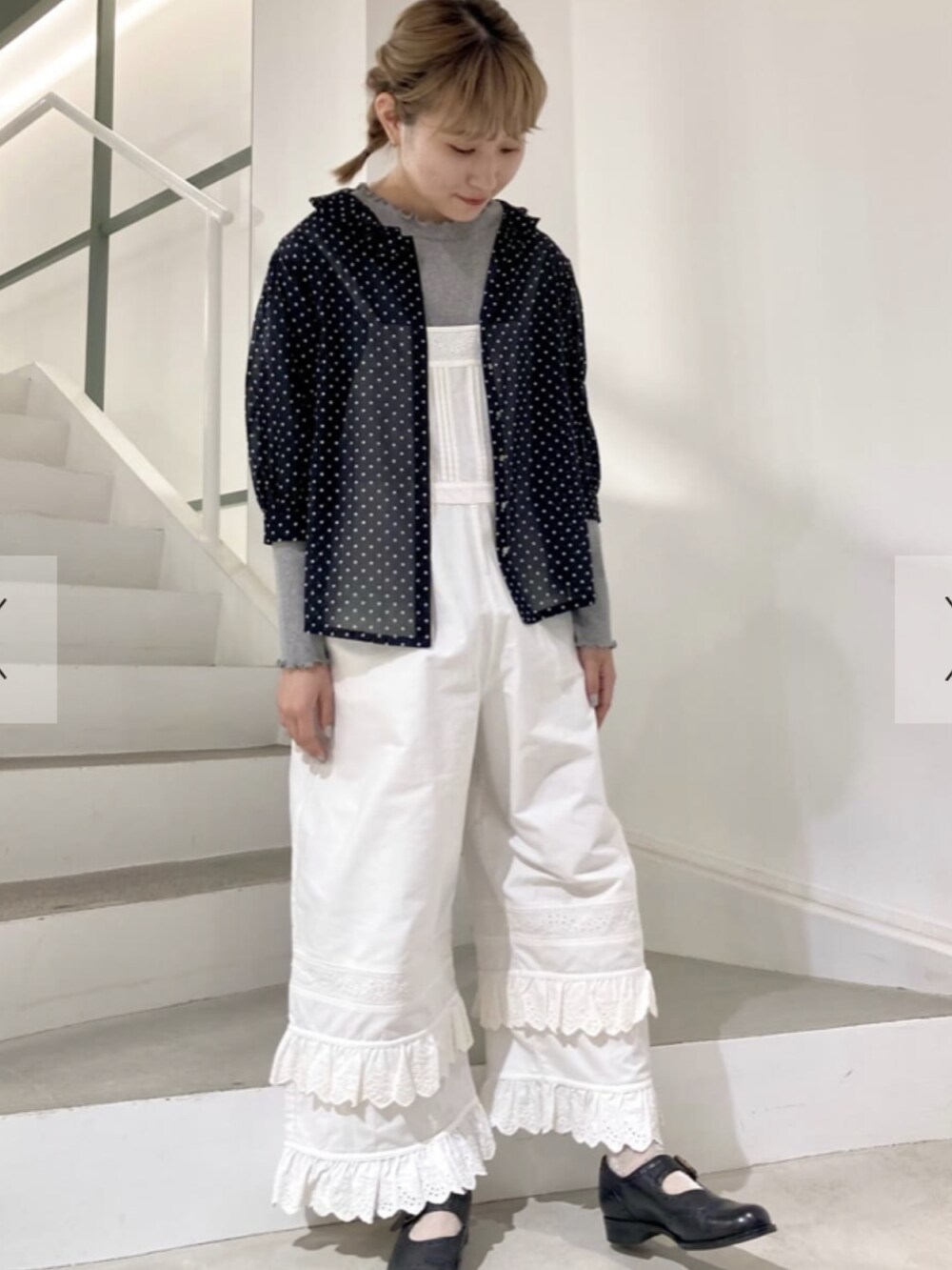 ホワイト系のサロペット/オーバーオールを着用したレディースの秋コーディネートの3枚目の写真