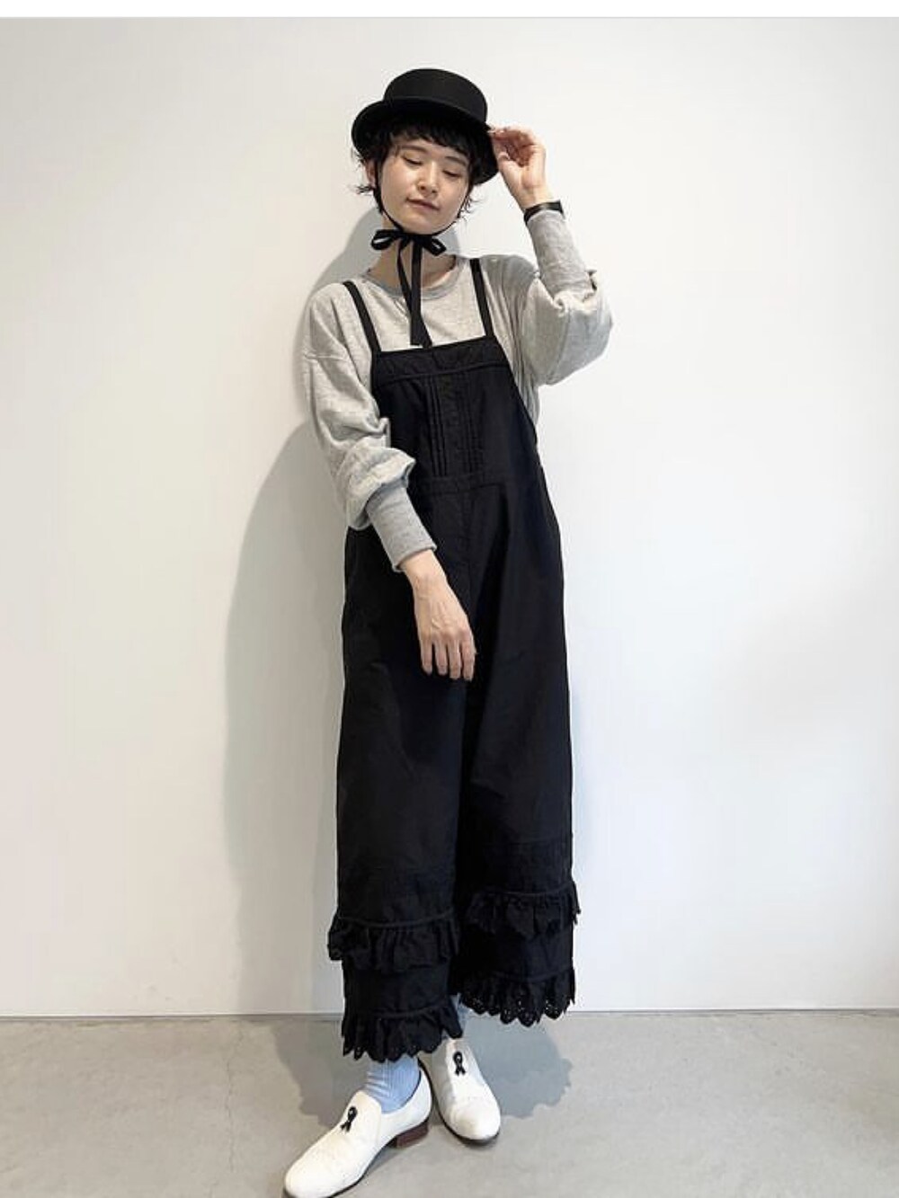 ホワイト系のニット/セーター、ホワイト系のサロペット/オーバーオールを着用したレディースの秋コーディネートの2枚目の写真