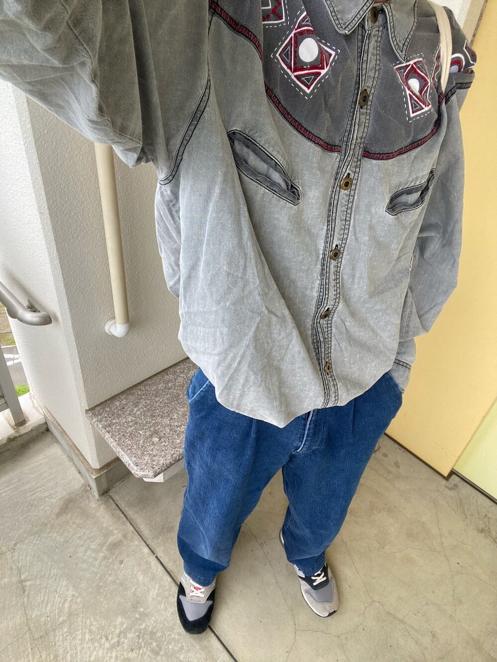 ブルー系のデニムパンツ、その他のスニーカー、グレー系のシャツ/ブラウスを着用したメンズの夏コーディネートの2枚目の写真