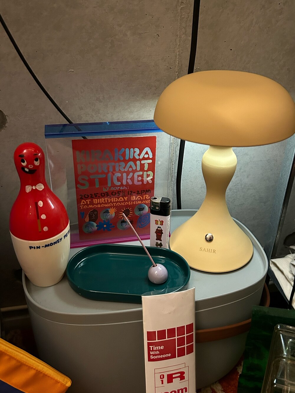 ベージュ系の照明を着用したメンズの夏コーディネートの3枚目の写真