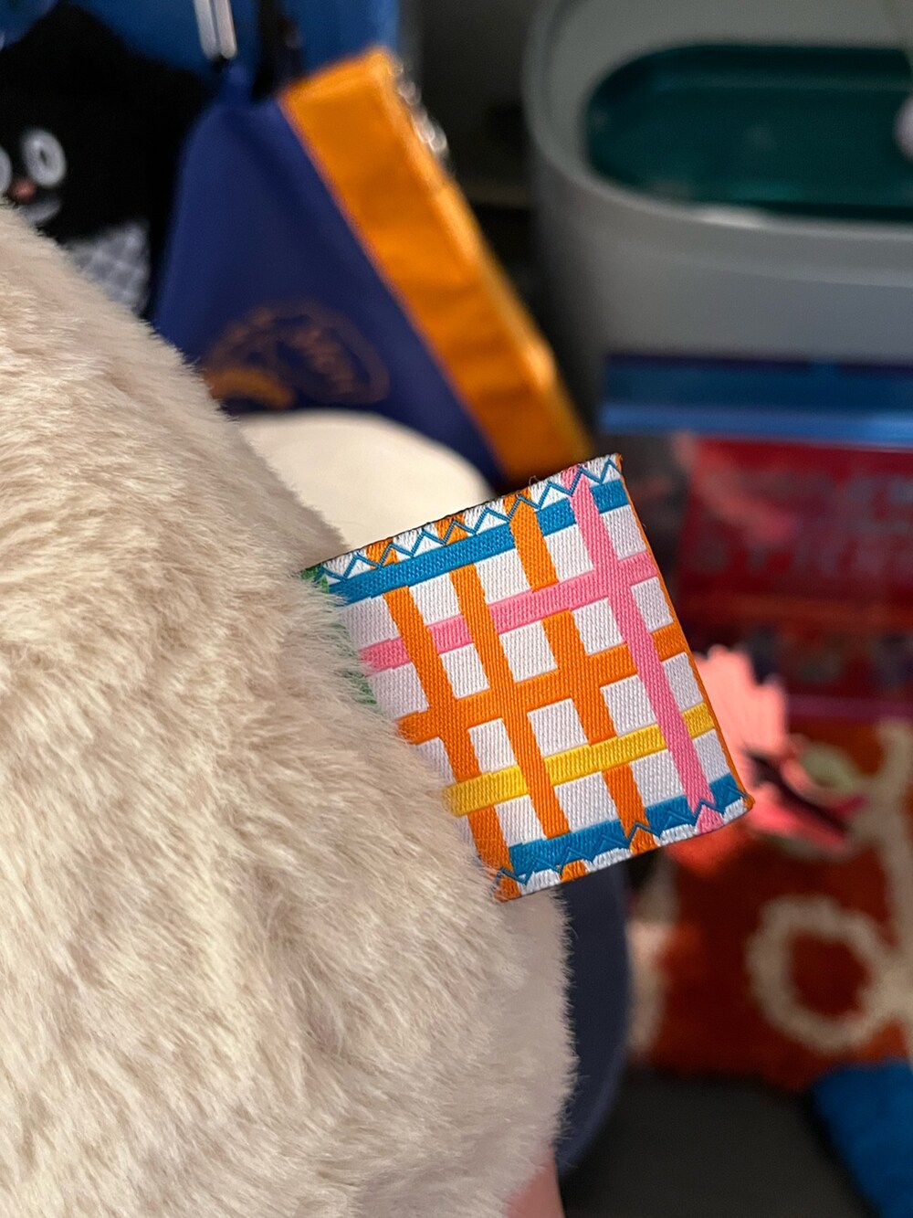 ベージュ系のクッション/クッションカバーを着用したメンズの夏コーディネートの4枚目の写真