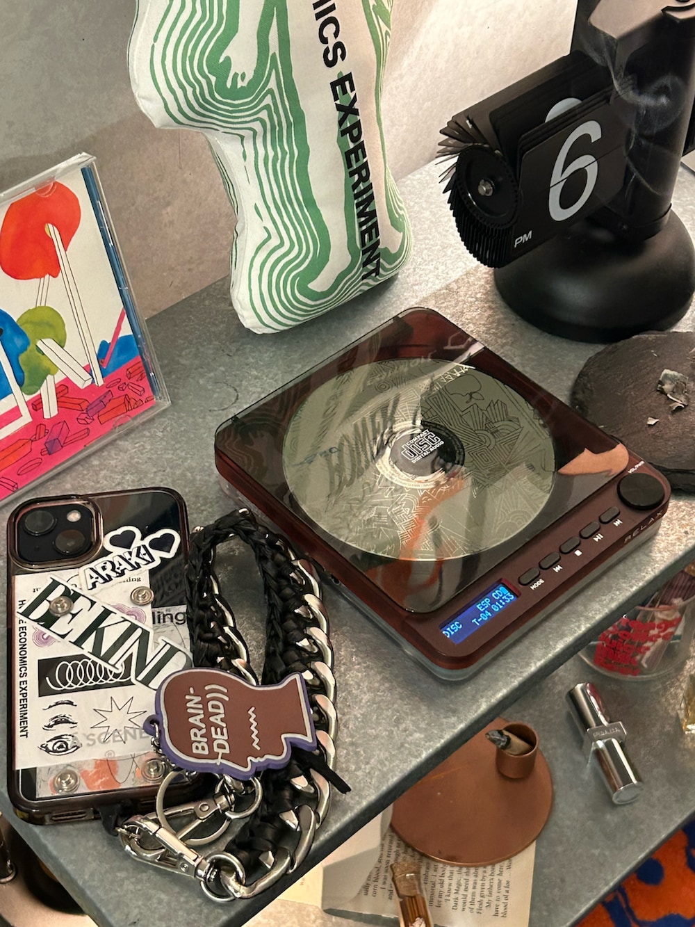 レッド系の生活家電を着用したメンズの夏コーディネートの2枚目の写真