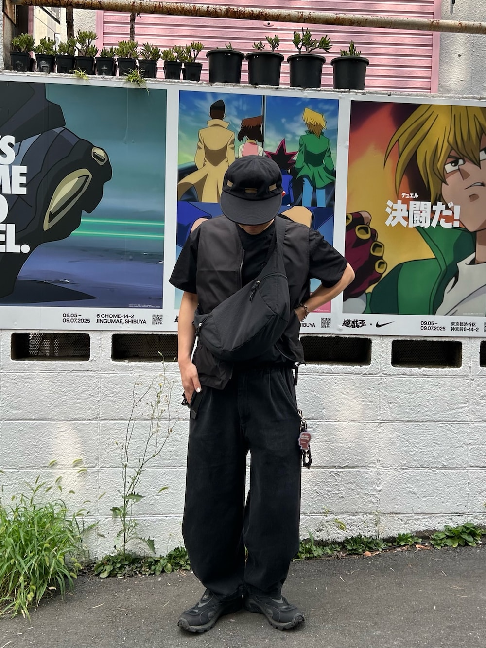 ブラック系のショルダーバッグ、ブラック系の財布を着用したメンズの夏コーディネートの2枚目の写真