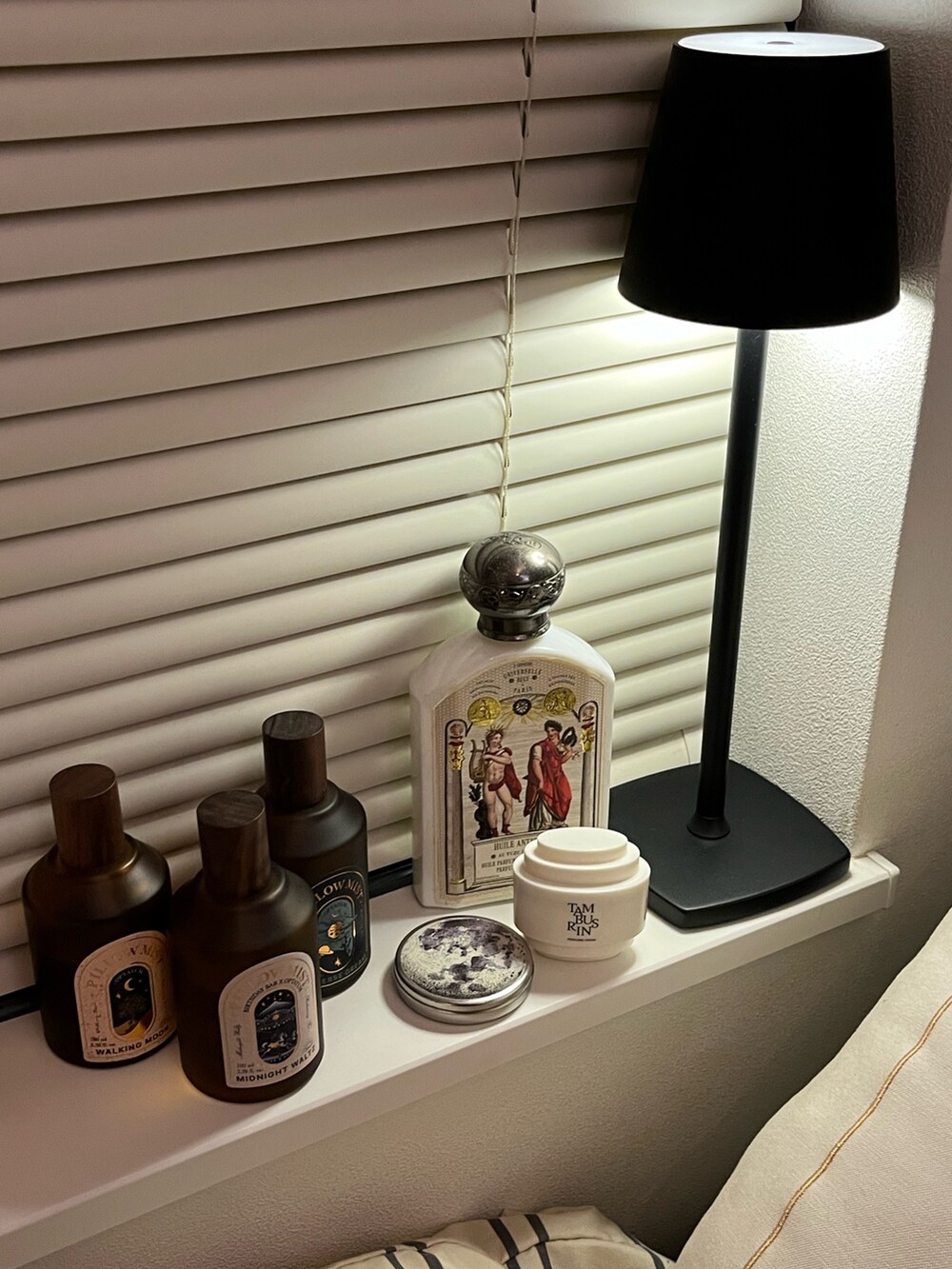 その他のルームフレグランス/お香、グリーン系のブランケット、ブラック系の照明を着用したメンズの春コーディネートの3枚目の写真