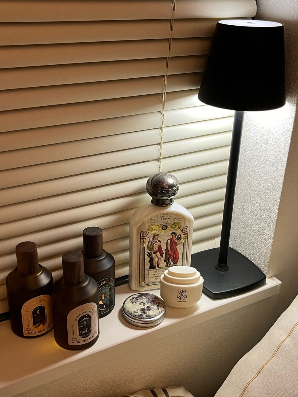 その他のルームフレグランス/お香、グリーン系のブランケット、ブラック系の照明を着用したメンズの春コーディネートの4枚目の写真