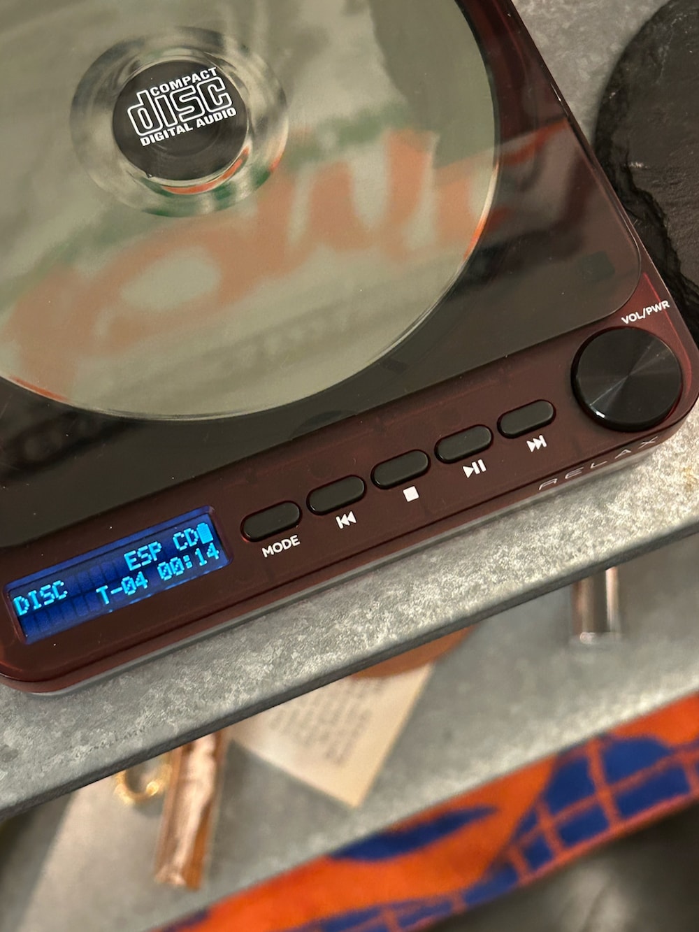 レッド系の生活家電を着用したメンズの夏コーディネートの4枚目の写真