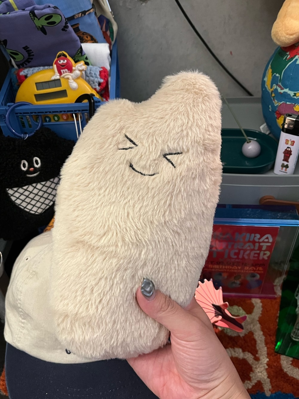 ベージュ系のクッション/クッションカバーを着用したメンズの夏コーディネートの3枚目の写真