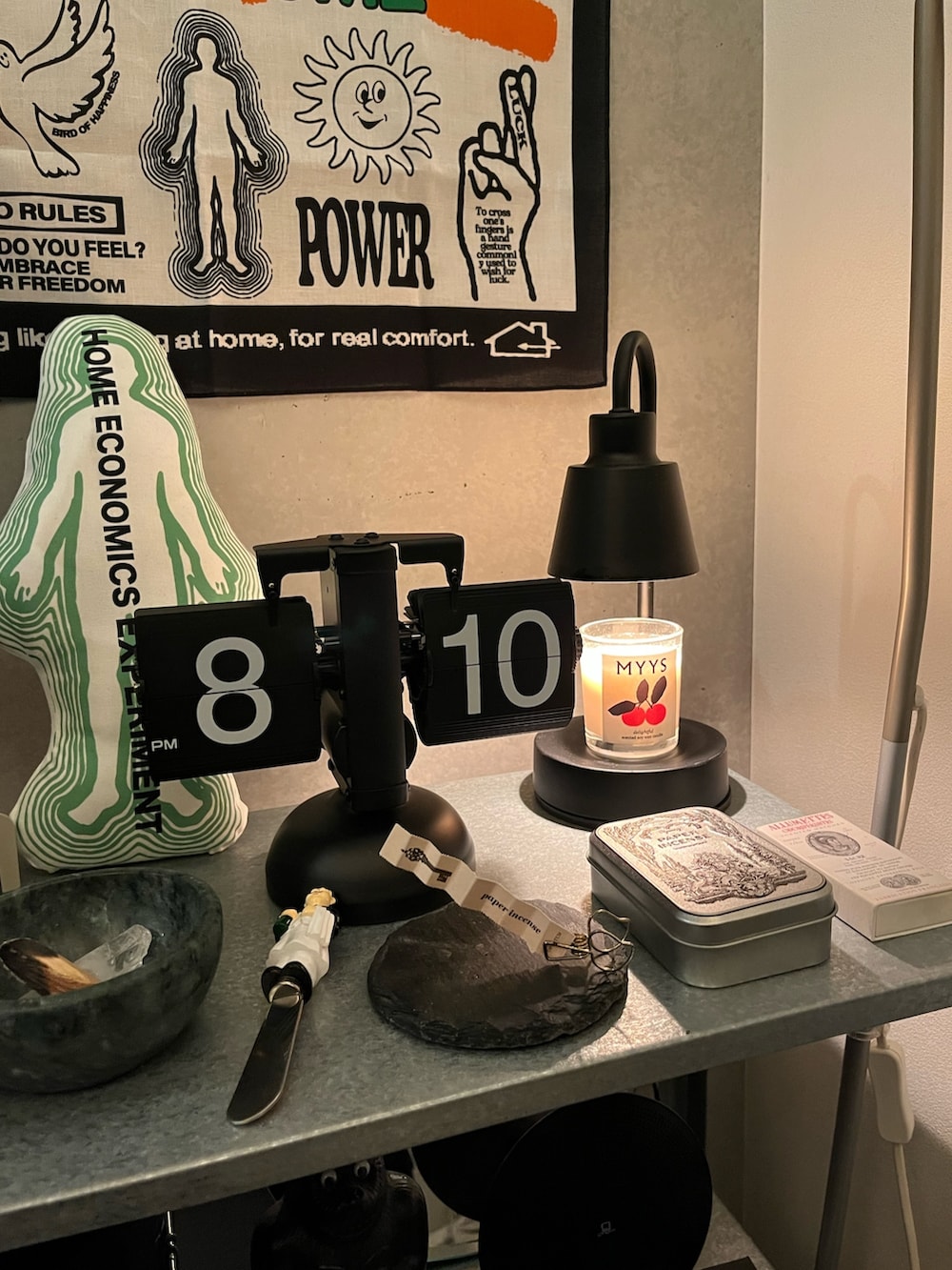 ブラック系のキャンドル、ブラック系の置時計、その他のルームフレグランス/お香を着用したメンズの冬コーディネートの2枚目の写真