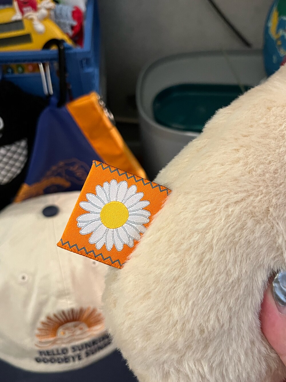 ベージュ系のクッション/クッションカバーを着用したメンズの夏コーディネートの5枚目の写真