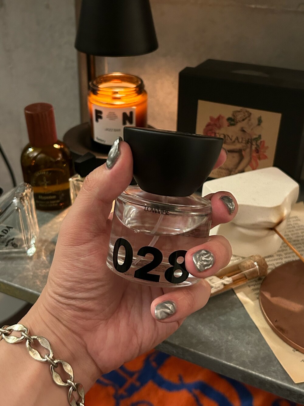 ブラック系の香水を着用したメンズの夏コーディネートの2枚目の写真