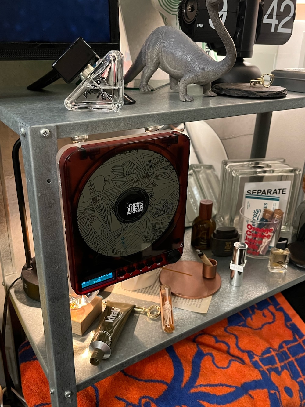 レッド系の生活家電を着用したメンズの夏コーディネートの5枚目の写真