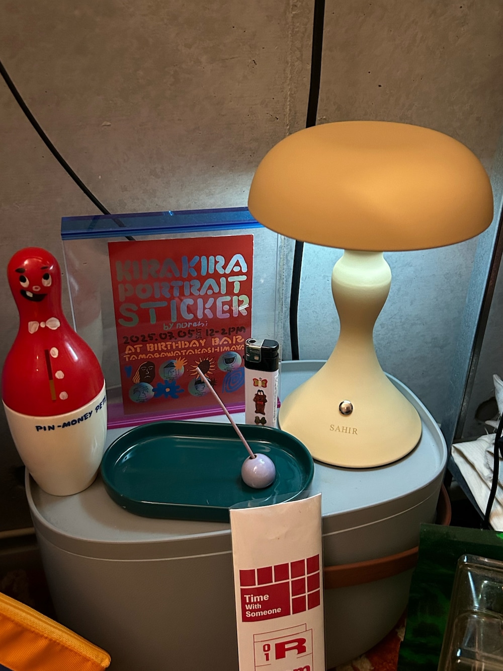 ベージュ系の照明を着用したメンズの夏コーディネートの2枚目の写真