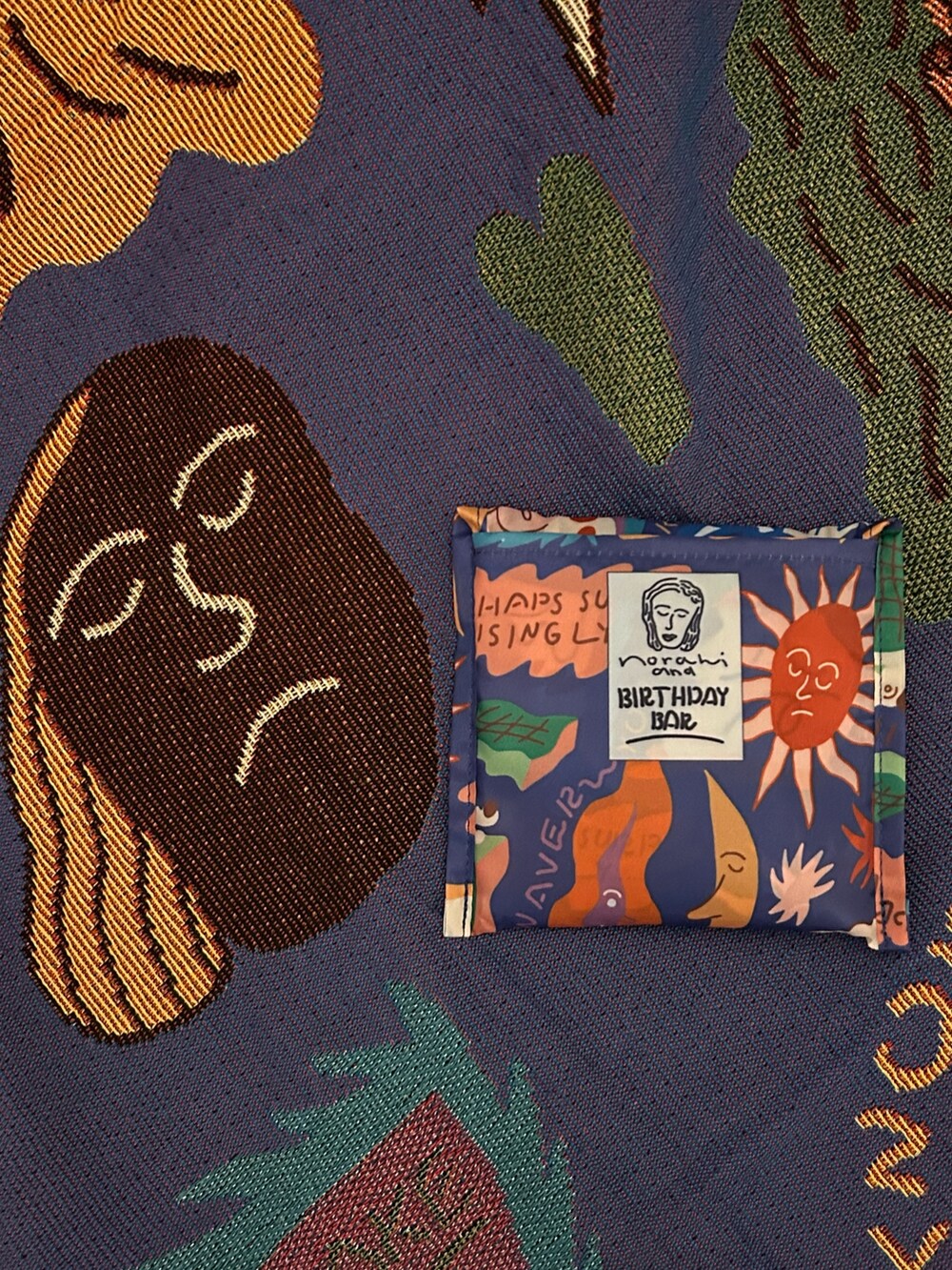 ブルー系のエコバッグ/サブバッグ、ブルー系のブランケットを着用したメンズの夏コーディネートの2枚目の写真