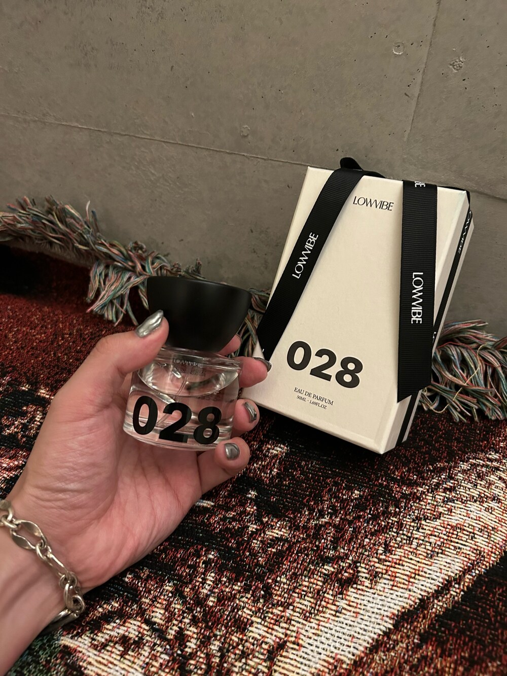 ブラック系の香水を着用したメンズの夏コーディネートの3枚目の写真