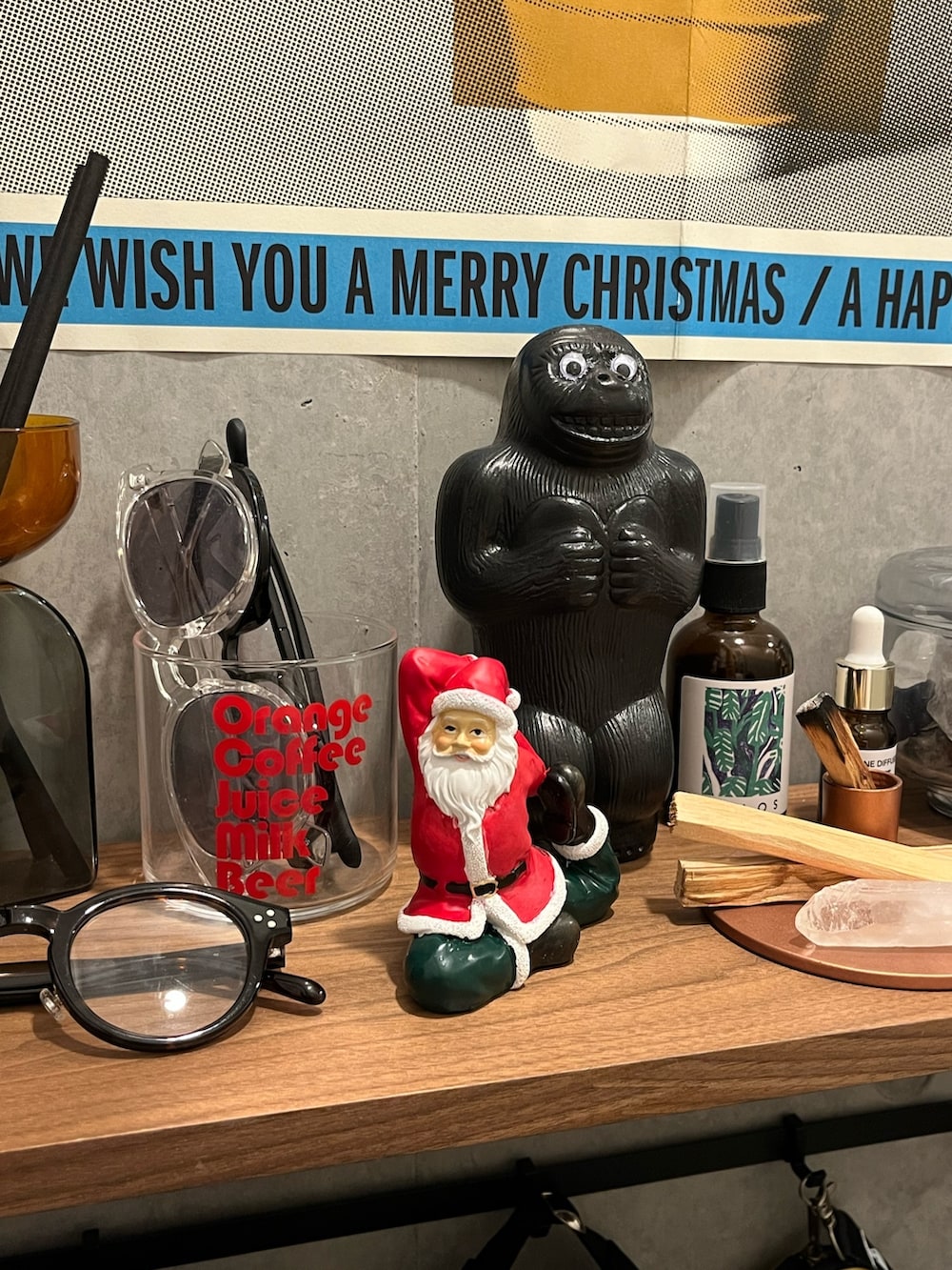 ブラック系の家具を着用したメンズの冬コーディネートの2枚目の写真