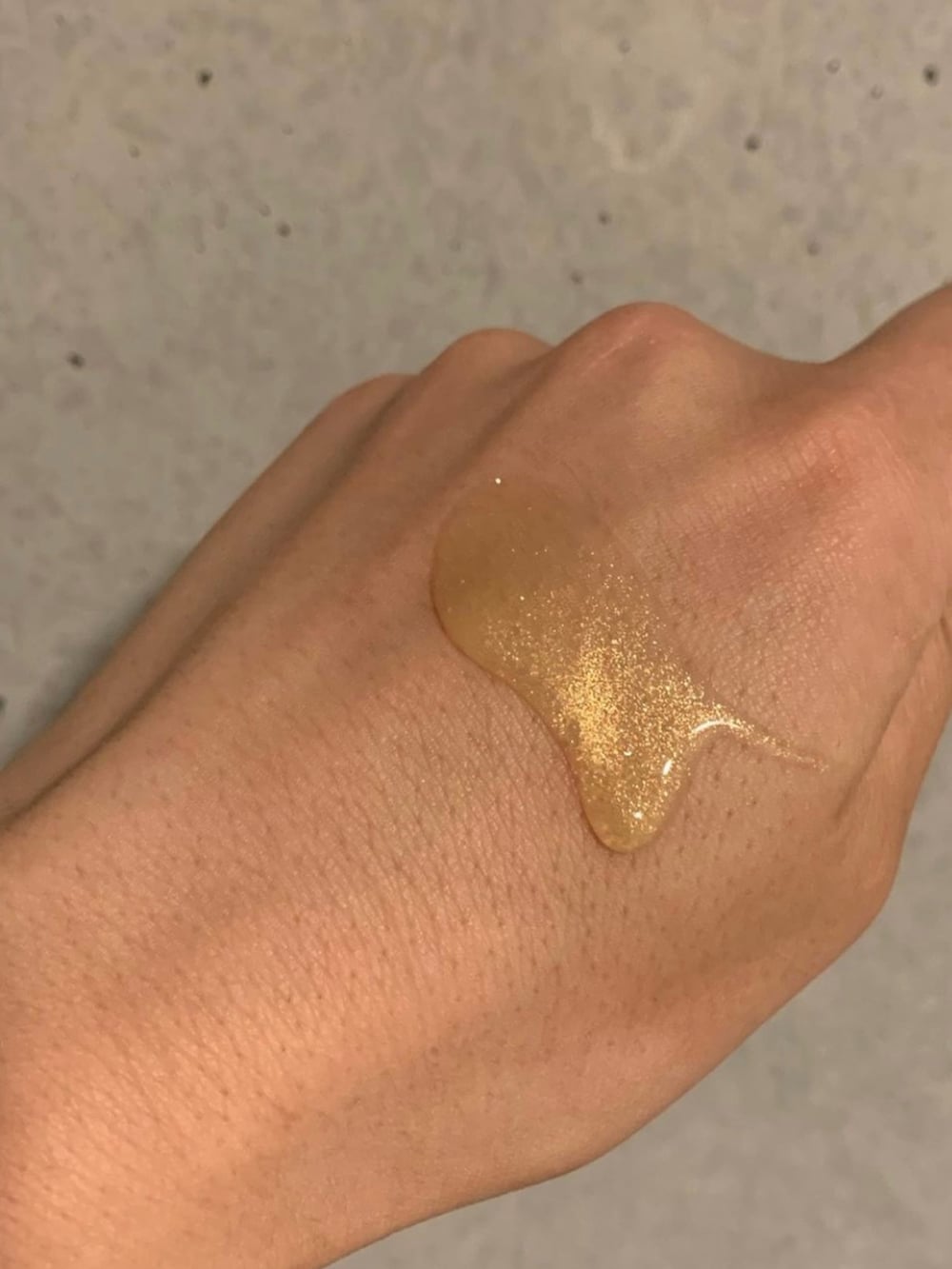 ゴールド系の石鹸/ボディソープを着用したメンズの春コーディネートの3枚目の写真