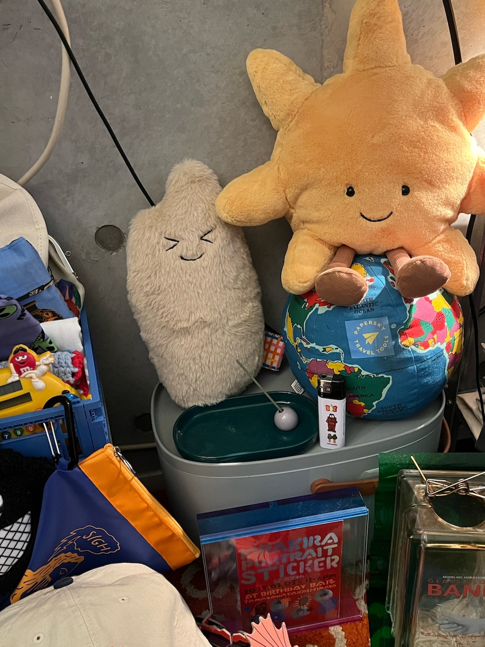 ベージュ系のクッション/クッションカバーを着用したメンズの夏コーディネートの2枚目の写真