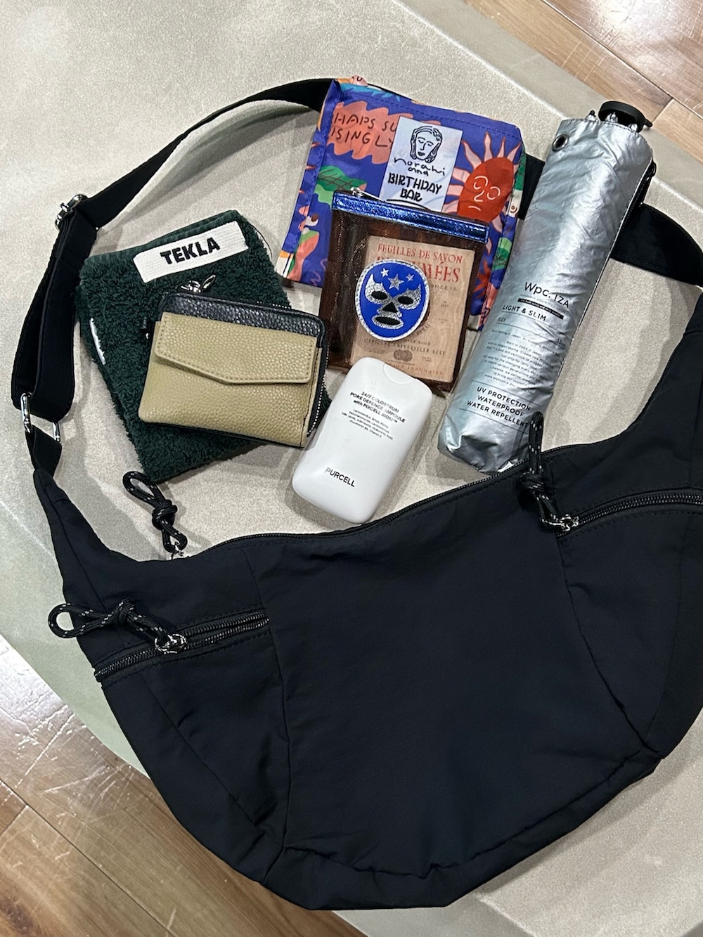 ブラック系のスニーカー、ブラック系のパンツ、ブラック系のベストを着用したメンズの夏コーディネートの3枚目の写真