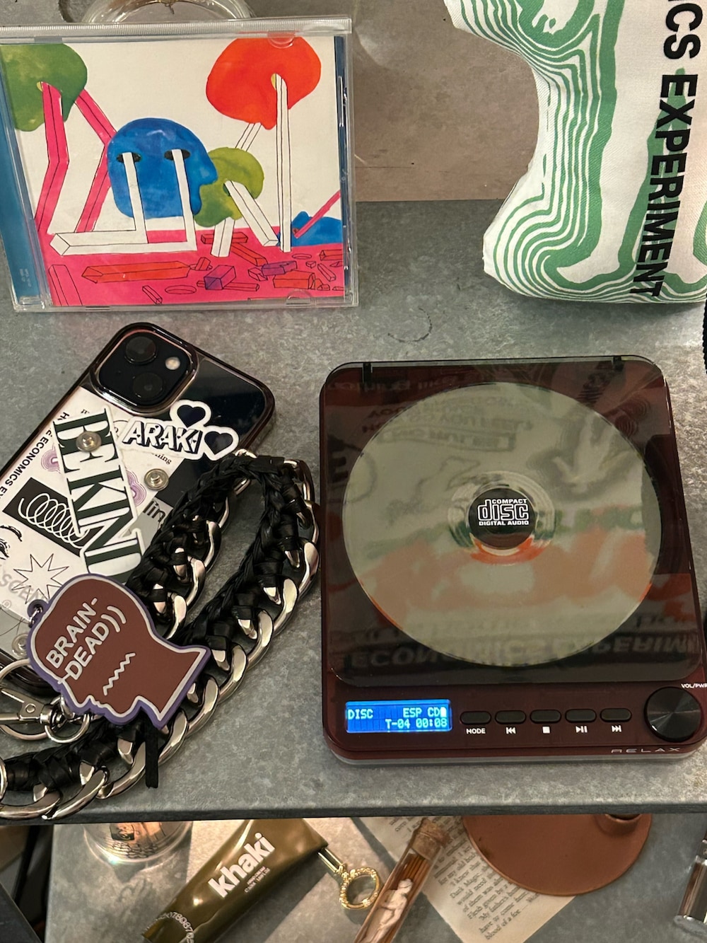 レッド系の生活家電を着用したメンズの夏コーディネートの3枚目の写真