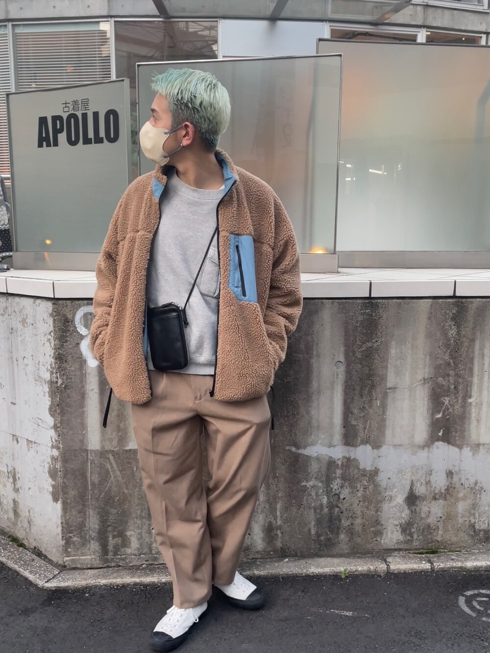 ブラウン系のブルゾン、ブラウン系のその他パンツ、ホワイト系のスニーカーを着用したメンズの秋コーディネートの2枚目の写真