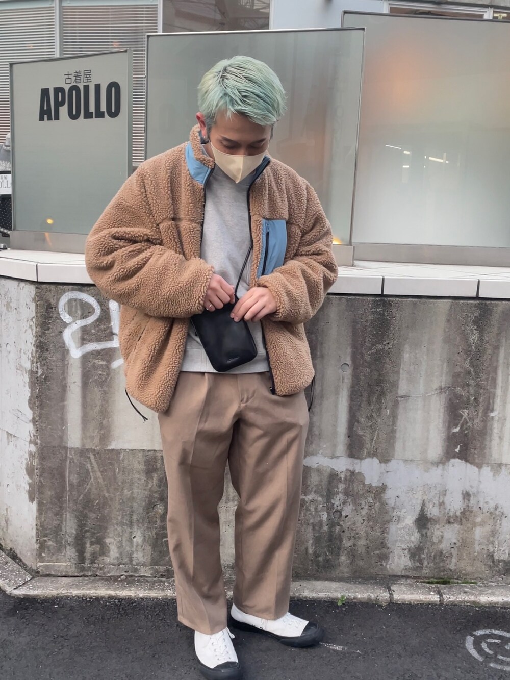 ブラウン系のブルゾン、ブラウン系のその他パンツ、ホワイト系のスニーカーを着用したメンズの秋コーディネートの3枚目の写真