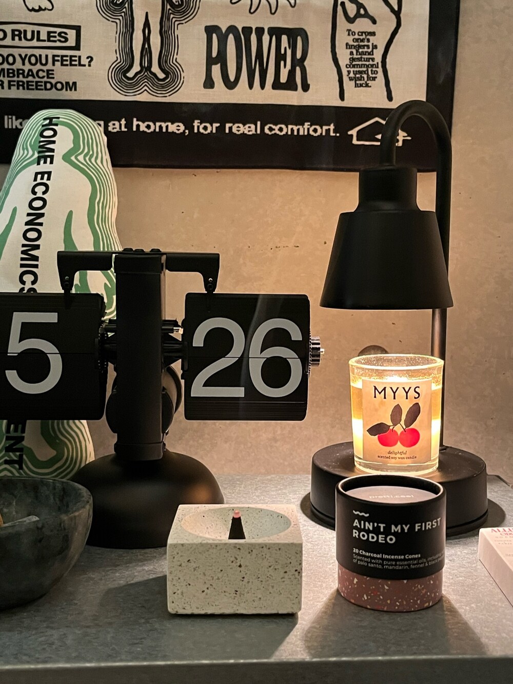 ホワイト系のルームフレグランス/お香、その他のルームフレグランス/お香、ブラック系のキャンドルを着用したメンズの冬コーディネートの2枚目の写真