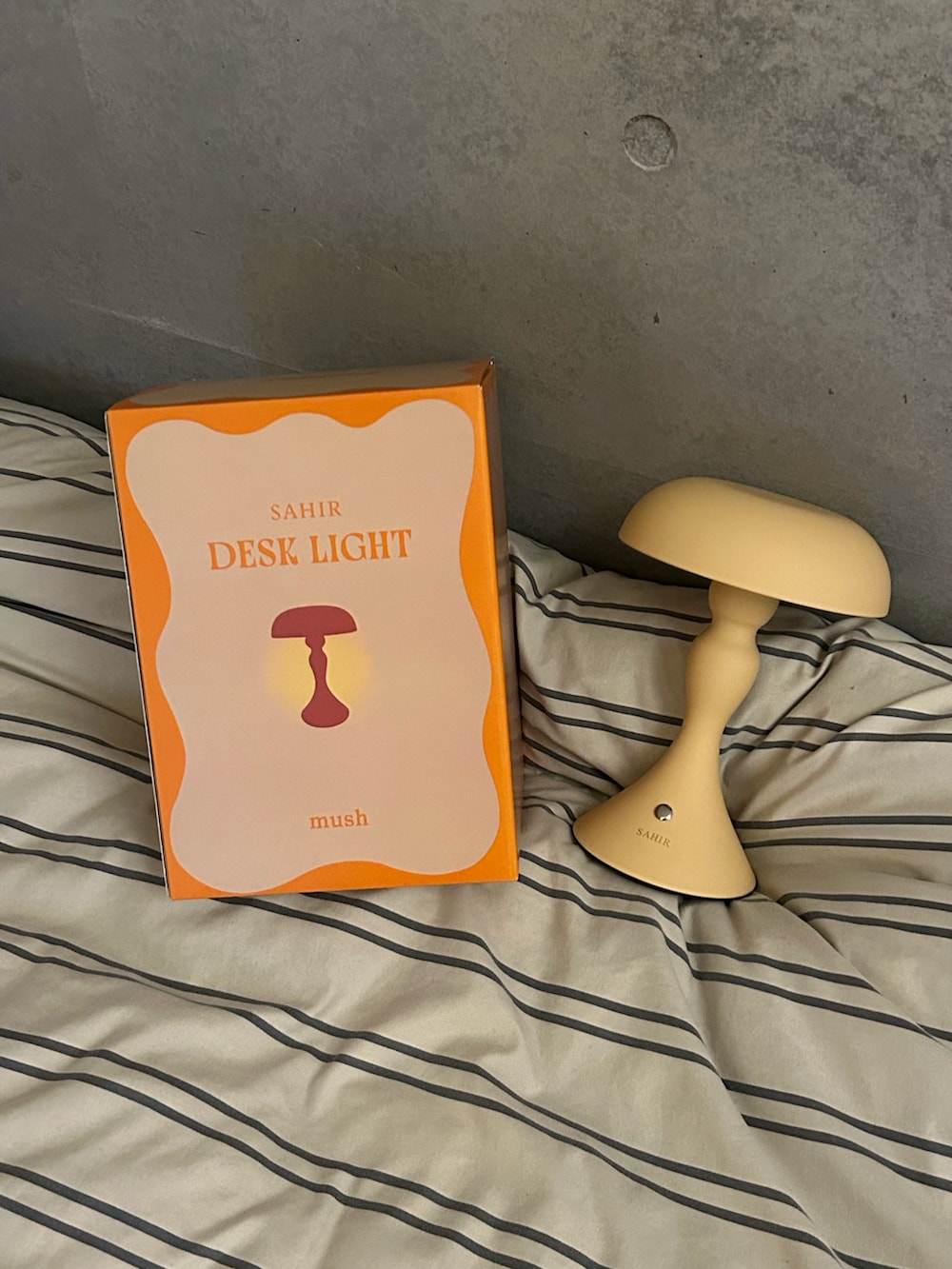 ベージュ系の照明を着用したメンズの夏コーディネートの4枚目の写真