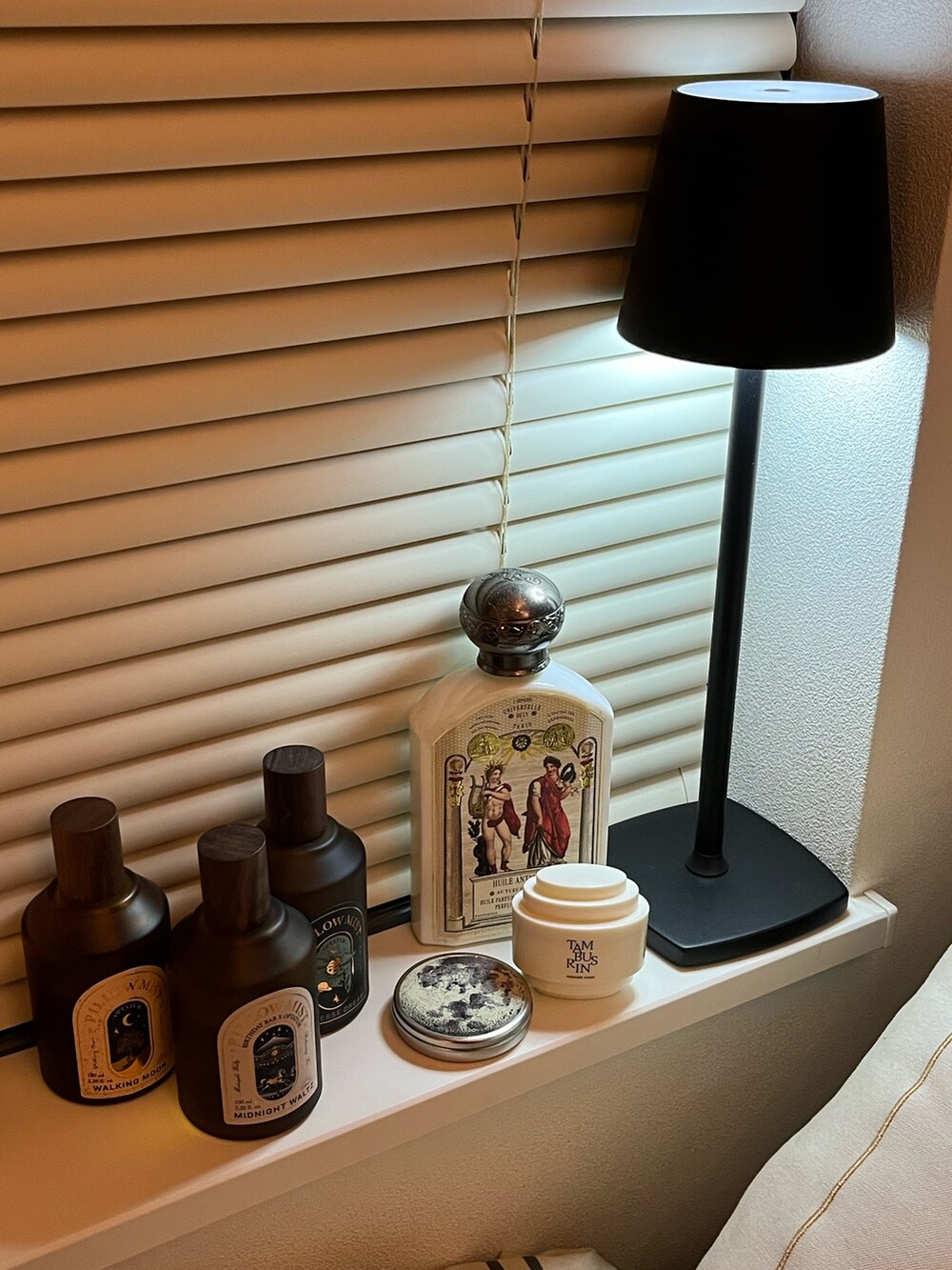 その他のルームフレグランス/お香、グリーン系のブランケット、ブラック系の照明を着用したメンズの春コーディネートの2枚目の写真