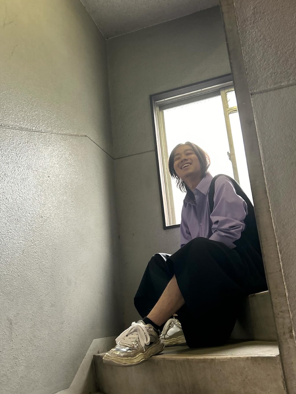 パープル系のシャツ/ブラウス、ブラック系のその他パンツ、シルバー系のスニーカーを着用したメンズの秋コーディネートの3枚目の写真