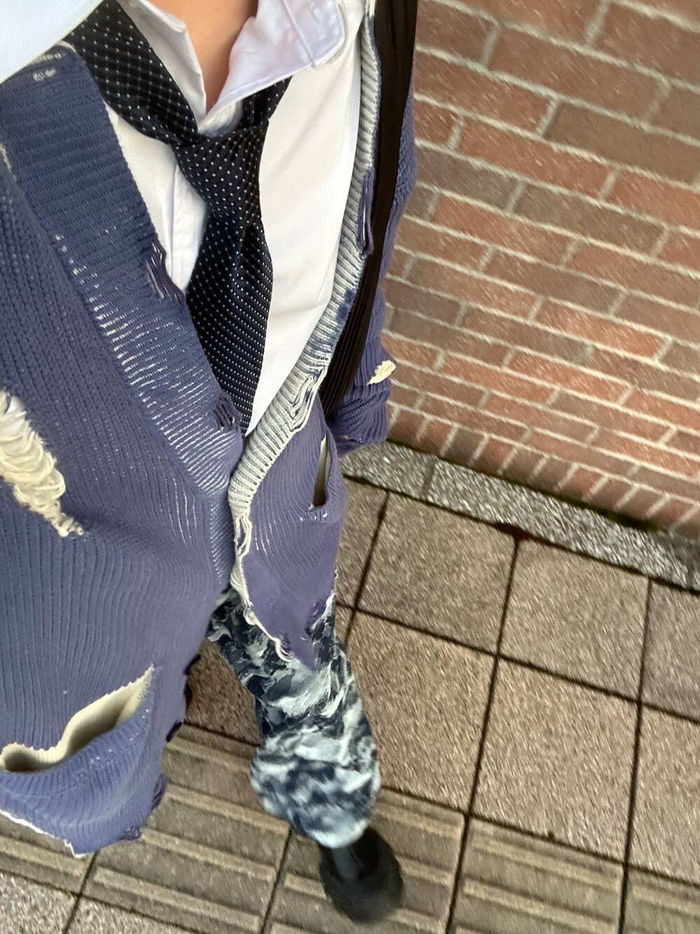ブルー系のカーディガン/ボレロ、ホワイト系のシャツ/ブラウス、ブルー系のネクタイを着用したメンズの秋コーディネートの3枚目の写真