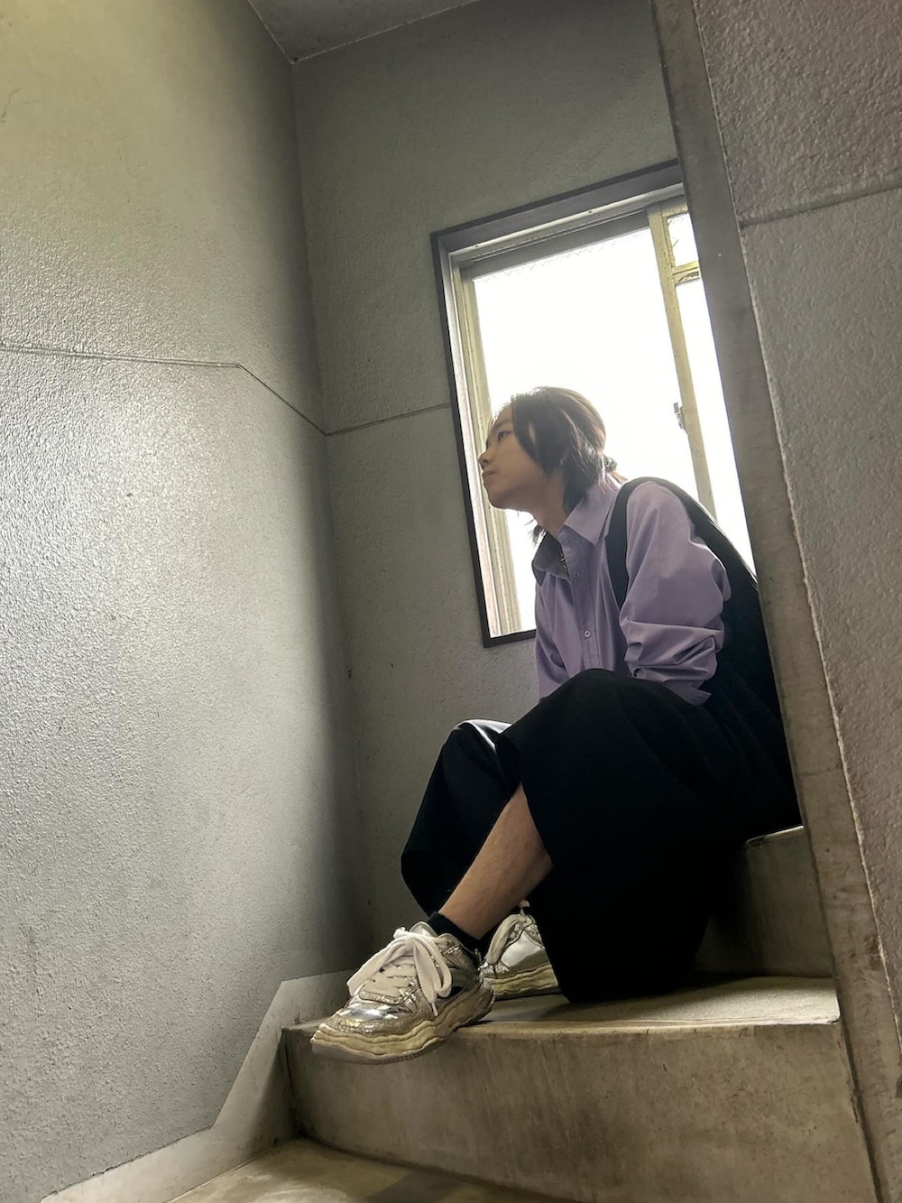 パープル系のシャツ/ブラウス、ブラック系のその他パンツ、シルバー系のスニーカーを着用したメンズの秋コーディネートの2枚目の写真