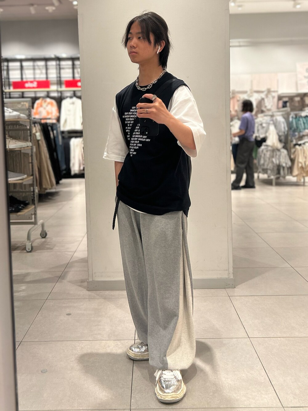 ブラック系のその他トップス、ホワイト系のTシャツ/カットソー、グレー系のスウェットパンツを着用したメンズの夏コーディネートの2枚目の写真
