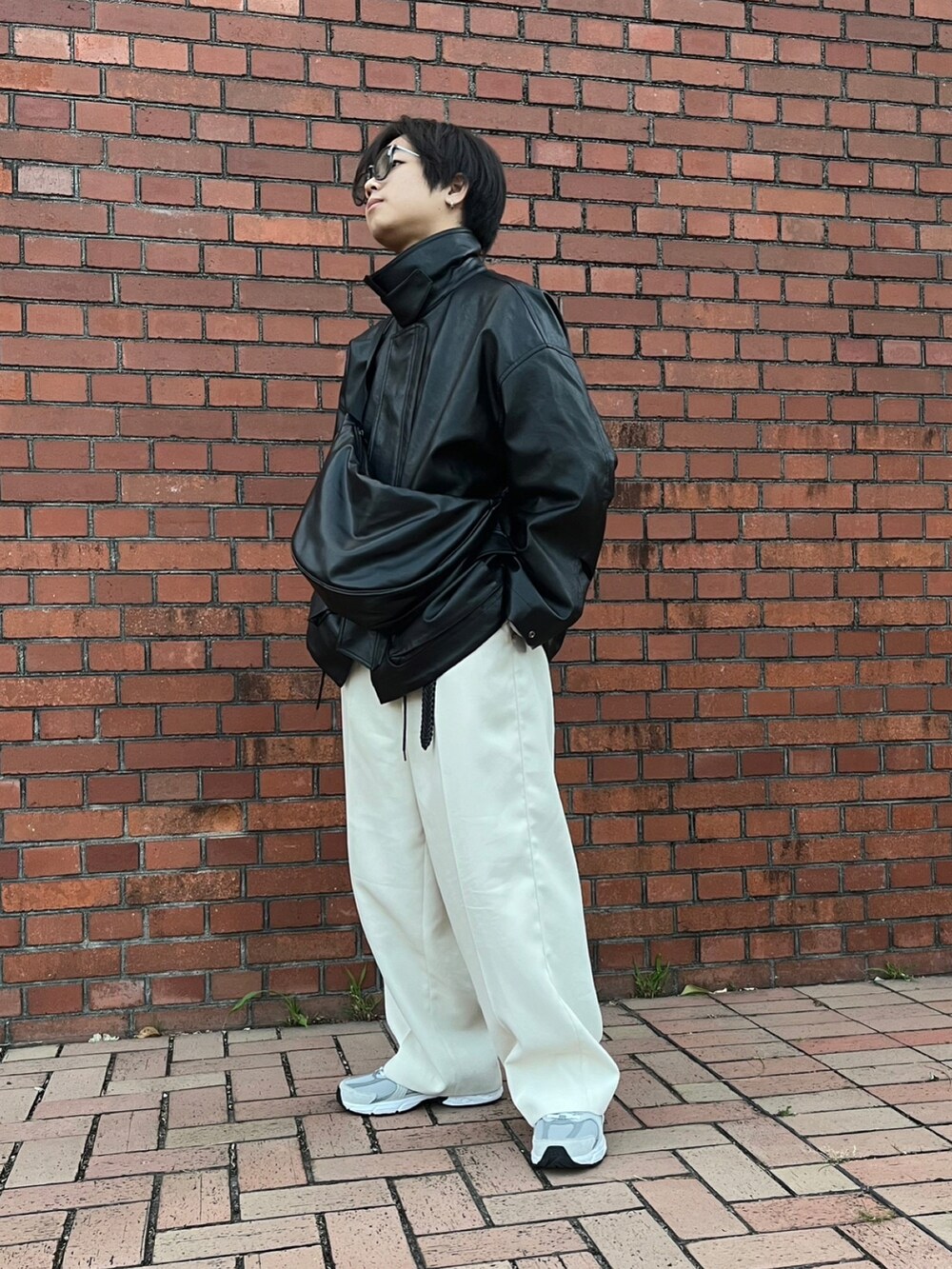 「重ね着ベストシーズン、WEARyouthコーデ、秋冬コーデ、秋のコーデ、アウター、お洒落さんと繋がりたい、ブラック、モノトーン、スニーカーコーデ、ファッション好きと繋がりたい、WYM、ファッションを楽しもう」｜「WYM LIDNMのFAUX LEATHER MILITARY BLOUSON（ブルゾン、ブラック系）」を使った、KOUさん（メンズ・165cm）の秋コーディネートの4枚目の写真
