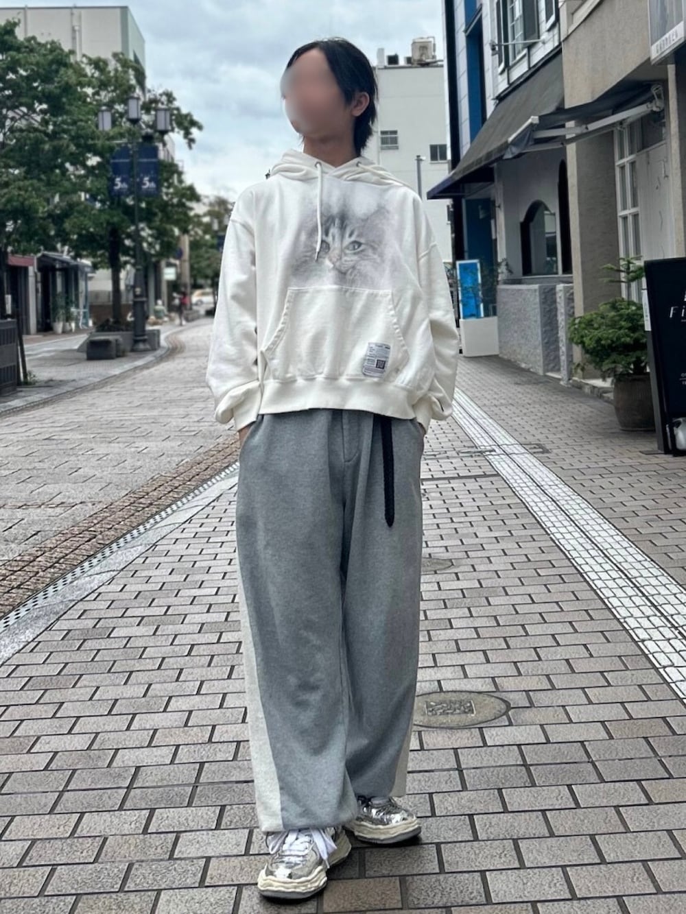 「WEARyouthコーデ、今日のコーデ、シンプルスタイル、夏、シンプル、大人カジュアル、パーカー、猫耳、スゥエットパンツ、スニーカー、シルバー、グレー、ブラック」｜「Maison MIHARA YASUHIROのCat Print Distressed Hoodie（パーカー、ホワイト系）」を使った、KOUさん（メンズ・165cm）の夏コーディネートの2枚目の写真